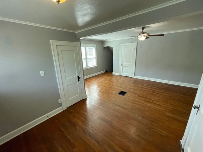 Building Photo - Charming 3 bedroom, 1.5 bathroom home in I...