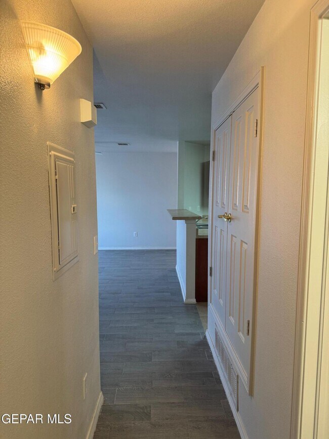 Building Photo - 6027 Brook Hollow Dr
