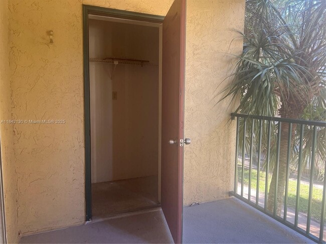 Building Photo - 949 Riverside Dr