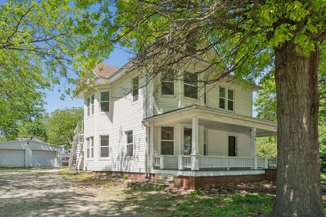 Building Photo - Welcome home to this stunning, light-filled rental that truly has it all! Featuring huge living s...