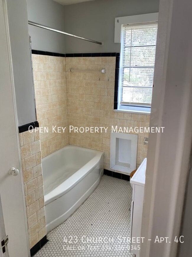 Building Photo - Beautiful Apartment For Rent Near Downtown...
