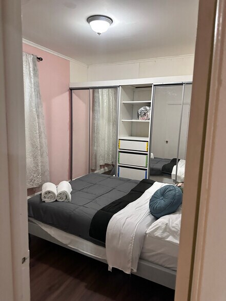 Building Photo - 676 Hampden St