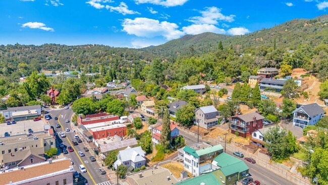 Building Photo - Charming Newly Remodeled 2 Bedroom Home in...