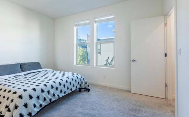 Building Photo - First Month Rent: FREE (with approved lease terms)