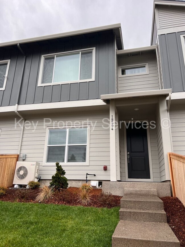 Building Photo - Newer Townhome in North Vancouver/Ridgefield