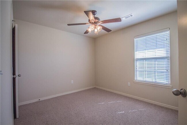 Building Photo - 931 Kensington Dr