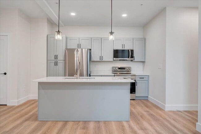 Building Photo - Newly Renovated 1BR & 2BR Apartments in Vinton - Premium Finishes!