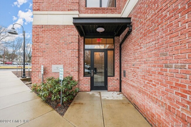 Building Photo - 1381 E Putnam Ave