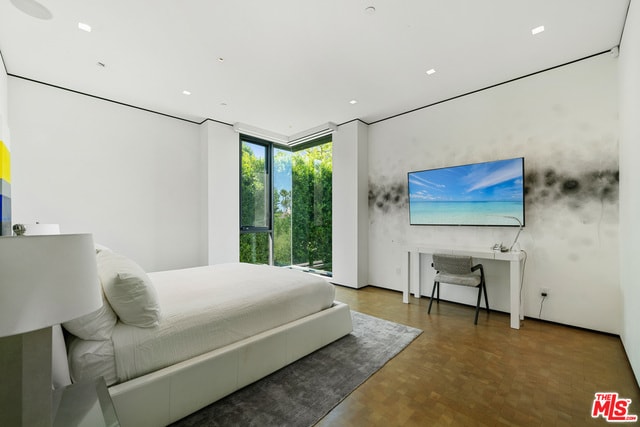 Building Photo - 809 N Rexford Dr