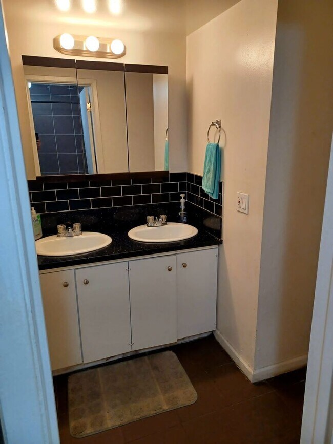 Building Photo - Large Private Girl  Room Downtown ASAP - Balcony, Storage and more