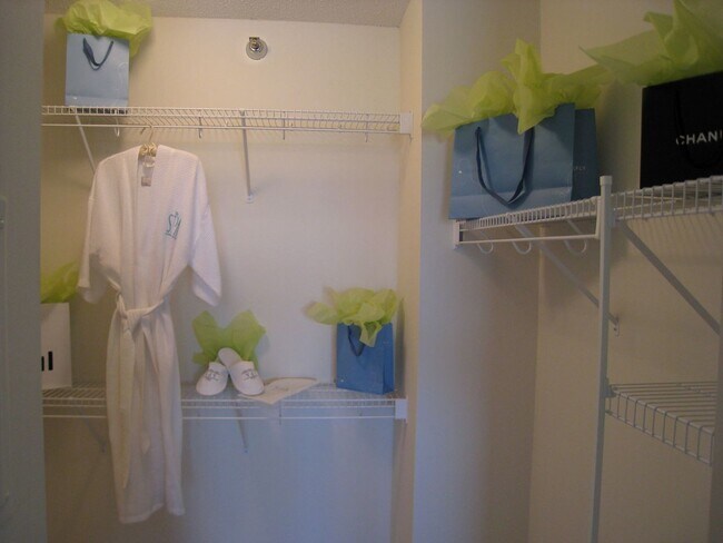 Building Photo - 400 N La Salle Dr