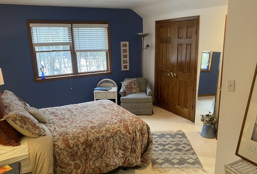 Tenant BR w large Dble Closet (more space avail.) - 19 Timber Ln