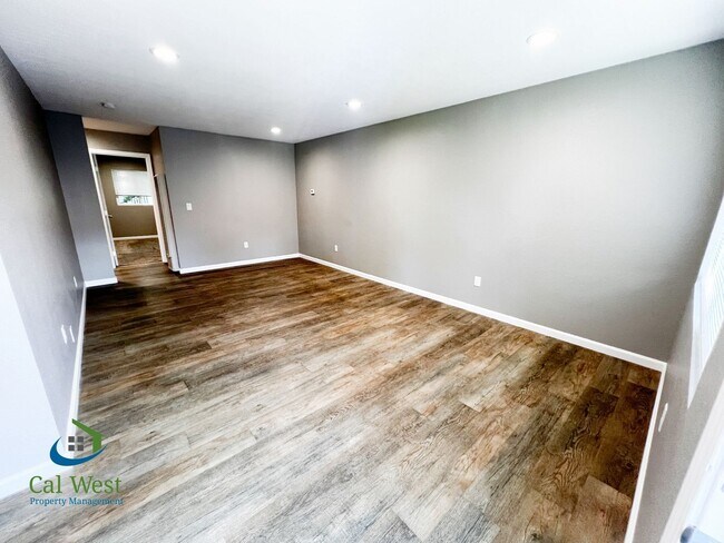 Building Photo - $2500 - Remodeled 2 Bed/1 Bath Upstairs Unit