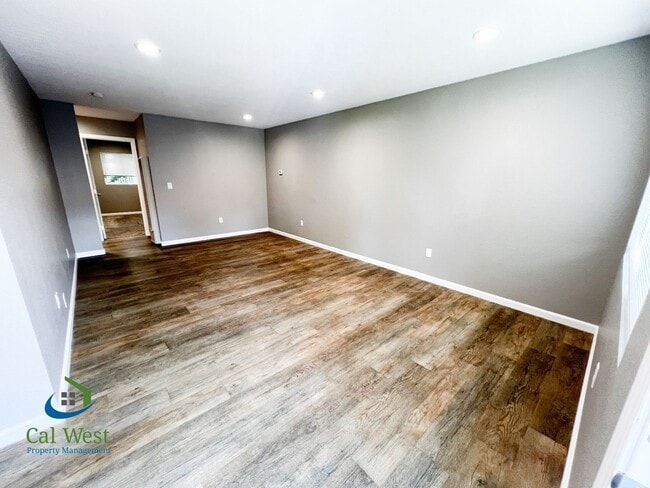 Building Photo - $2695 Remodeled 2 Bed/1 Bath Upstairs Unit