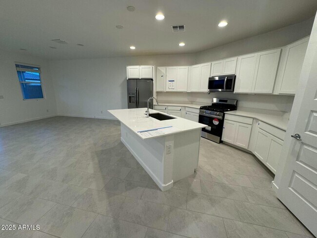 Building Photo - 3300 E Ranchhand Dr