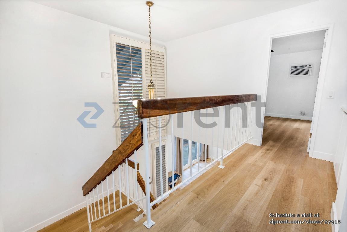 Building Photo - Unit