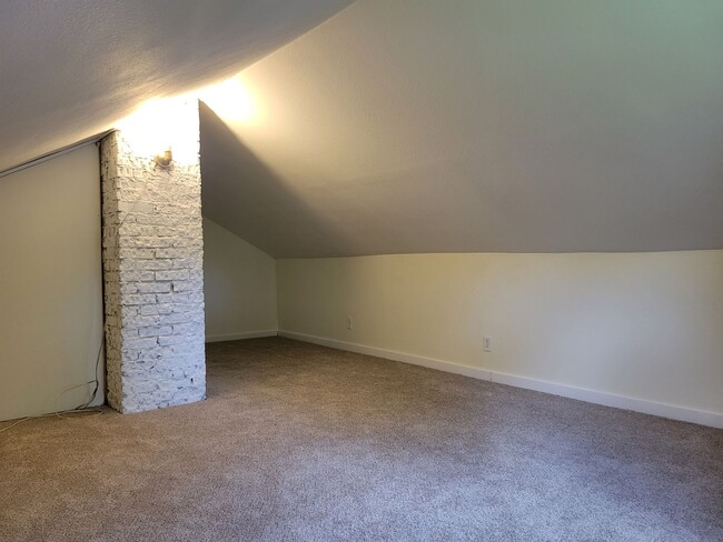 Building Photo - Floor-tastic Retreat: Rent this 3 Bed/1 Ba...