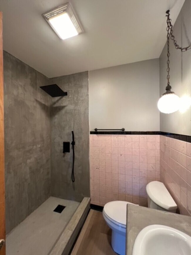 Building Photo - Charming 2BR Apartment Near Downtown Urbana + Garage