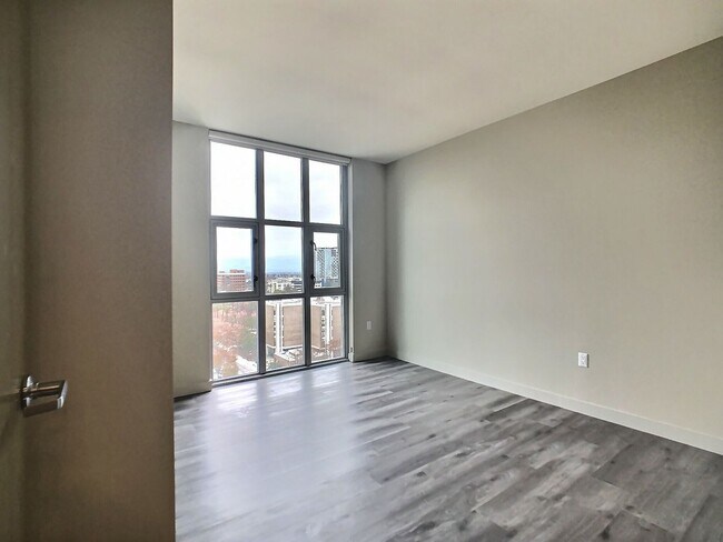 Building Photo - Fantastic 2 Bed/2Bath Penthouse with Panor...