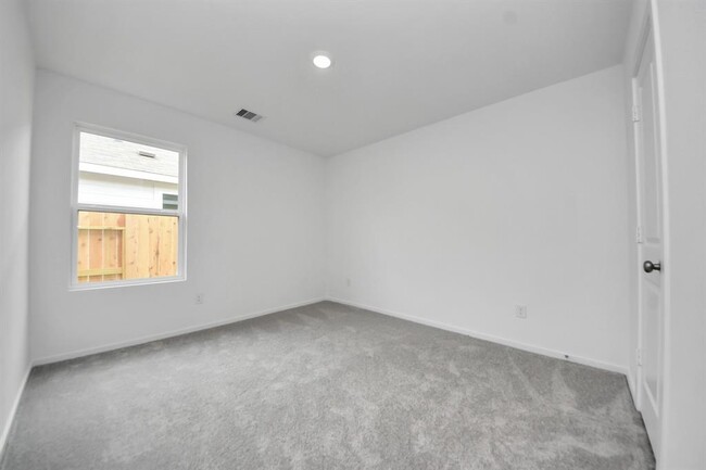Building Photo - 18036 le gotte