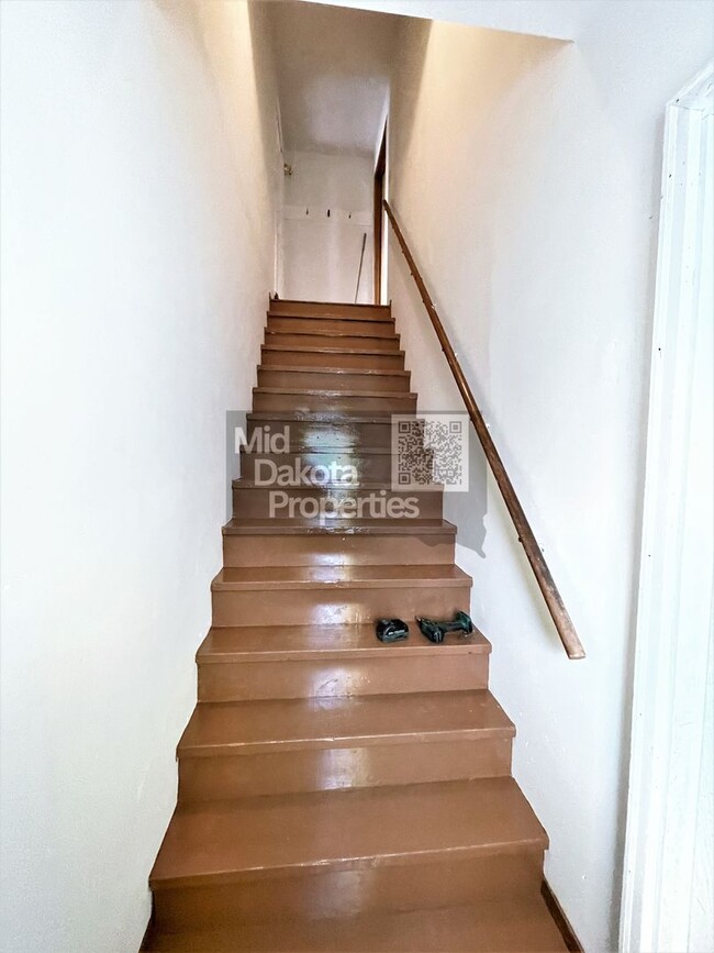 Building Photo - 1000 W 3rd- 5 bedroom, 2 bathroom, Attache...