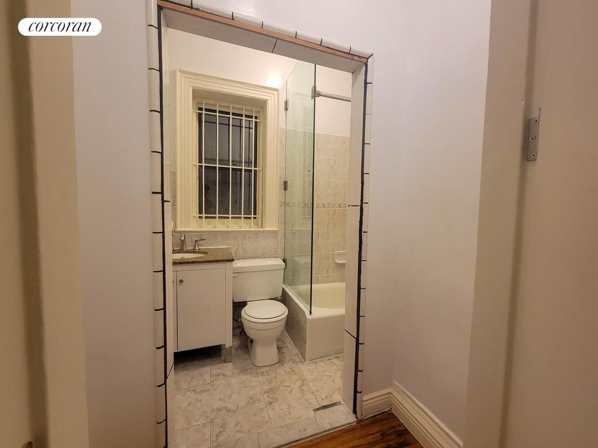 Building Photo - 172 W 77th St