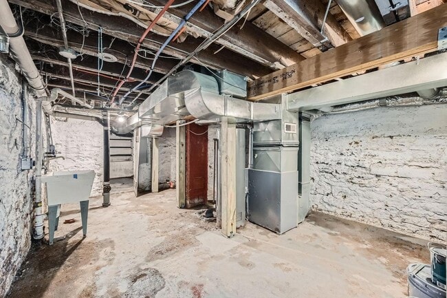 Building Photo - 911 Sims Ave