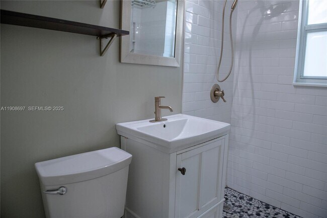 Building Photo - 10078 E Bay Harbor Dr