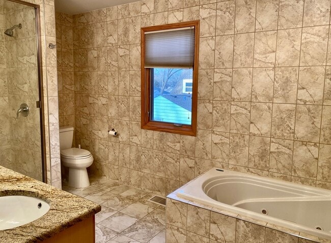 Building Photo - Magnificent 4 Bed / 4.5 Bath Elmhurst Home...