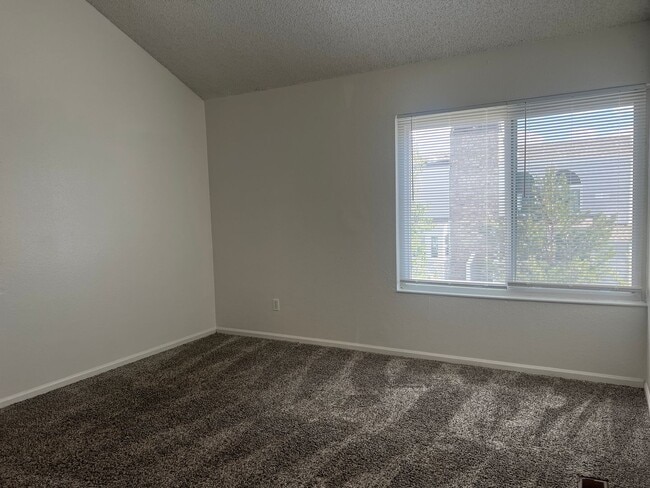 Building Photo - Spacious 3 Bed, 2 Full Bath Townhome near the Highline Canel!