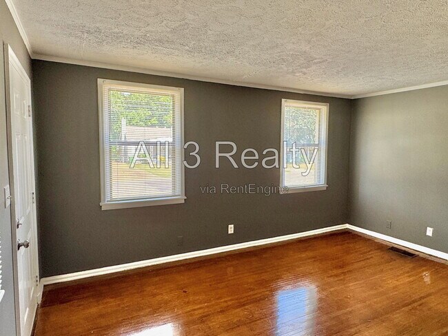 Building Photo - 208 Bradley Dr