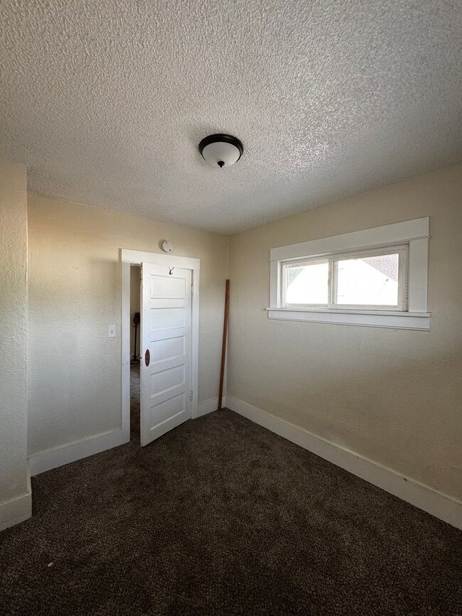 Building Photo - 1203 W Yakima Ave