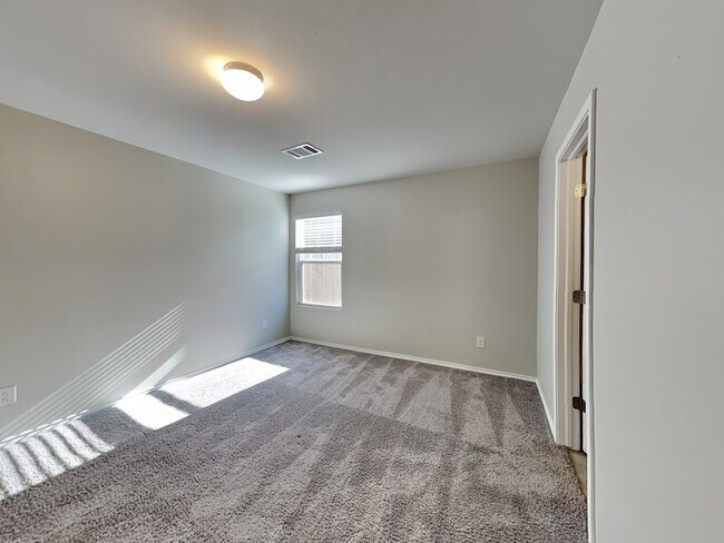 Building Photo - 333 Foxtrot Ter