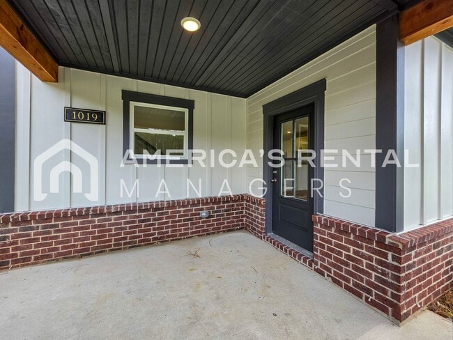Building Photo - 1019 Grand River Blvd W