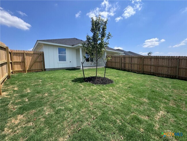 Building Photo - 907 Smoke Tree Ln