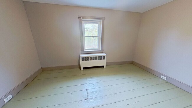 Building Photo - Single Family Farm House