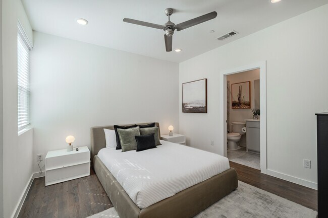 Building Photo - Modern Townhome with Gated Private Lawn & Dual Primary Suites & 2-Car Garage | Knox-Henderson / L...