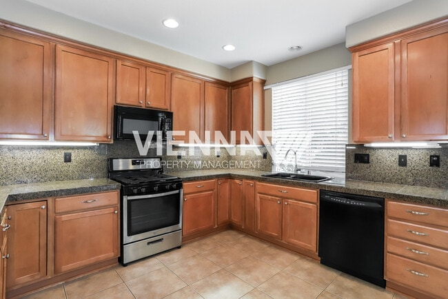Building Photo - Beautiful 4 Bedroom Home in Great Location
