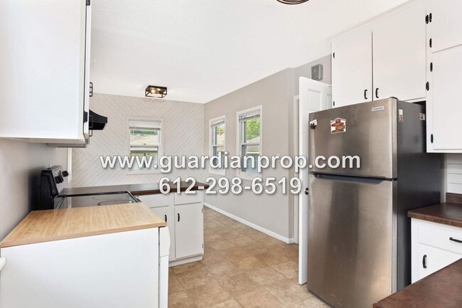 Building Photo - House Available August 1, HW Floors & Buil...