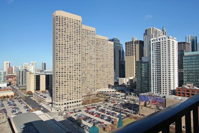 Building Photo - West Loop Beautiful 1b unit