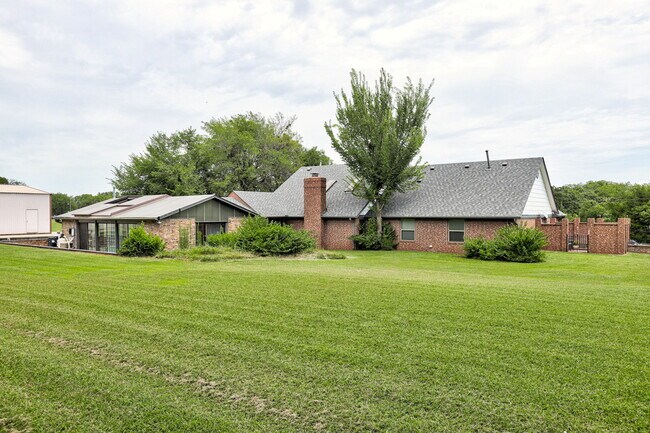 Building Photo - 1340 Bryant Cir