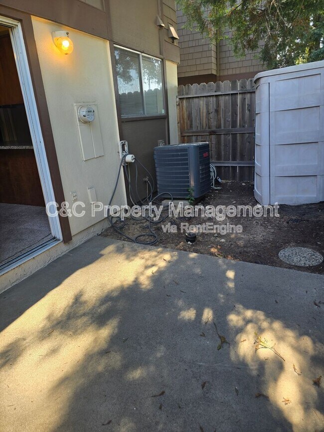 Building Photo - 3625 Larchmont Square Ln
