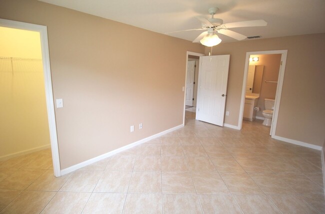 Building Photo - Roomy 4 Bed 2 Bath Home w Huge Screened La...