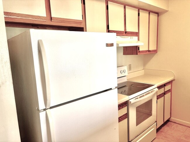 Building Photo - 2 bedroom/1.5 bathroom- The Midlands