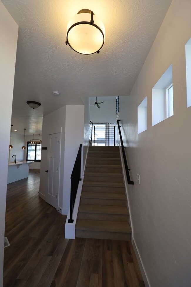 Building Photo - Upgraded Pet Friendly Lehi townhome