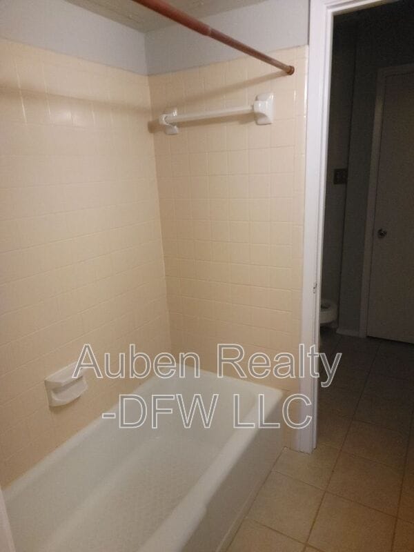 Building Photo - 1106 Suburban Dr