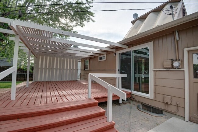 Building Photo - 4 Bedroom 2 Bathroom Located on the Boise Bench (Available for a 6 month lease).