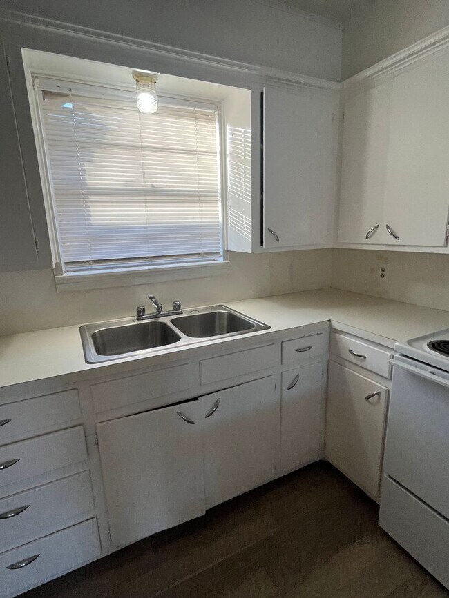 Building Photo - 1610 58th St