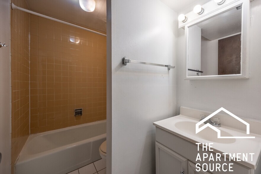 Building Photo - 1214 N La Salle Dr