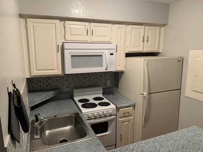 Building Photo - 2310 Bamboo Dr